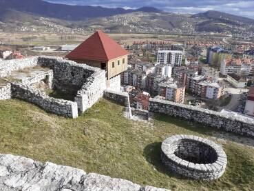 Dobojska tvrđava. Tvrđava i grad imena Doboj nalaze se u sjevernoj Bosni na prostoru jedne široke geografske zone pobrđa.