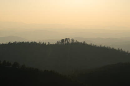 Planine u izmaglici u sumrak, pogled sa planine Ljubić kod Prnjavora