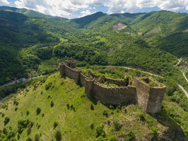Maglič, srednjevekovna tvrđava u dolini reke Ibar, nedaleko od Kraljeva, Kraljevo, Srbija Maglič iz drona, srednjevekovna tvrđava u klisuri reke Ibar, nedaleko od Kraljeva, Kraljevo, Srbija