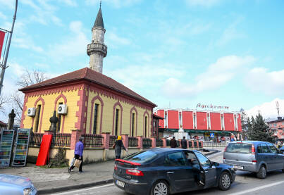 Velika Kladuša, Bosna i Hercegovina: Grad u zapadnoj BiH. Džamija na glavnom trgu.
