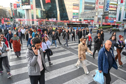 Ankara, Turska: Grupa ljudi prelazi cestu. Turci na ulici. Mnogo ljudi na pješačkom prijelazu u gradu.