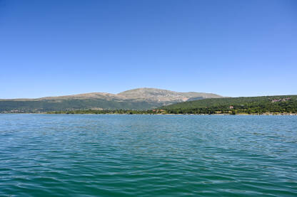 Buško jezero i planina Tušnica, Livno, Bosna i Hercegovina. Umjetno akumulacijsko jezero.