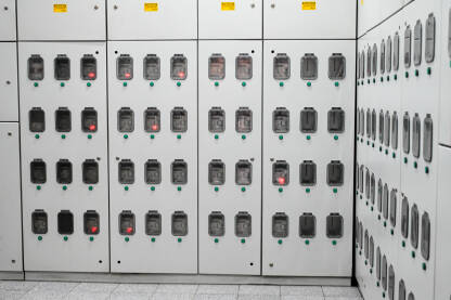 Mjerač potrošnje električne energije u zgradi. Mjerač potrošnje električne energije u zgradi. Moderno digitalno električno brojilo. Kilovat sat brojila u redovima.