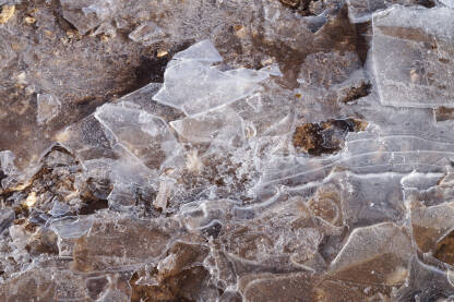 Zemljište prekriveno ledom u krupnom planu.