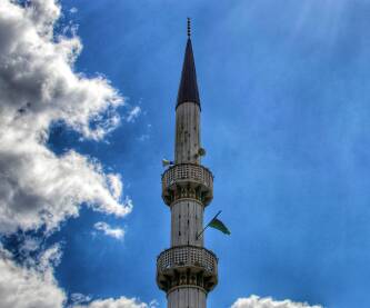 Minaret gradske džamije u Bosanskom Petrovcu.