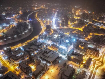 Na slici se nalazi sniježna Zenice slikano dronom po noći