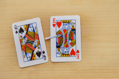 Karte kralj i kraljica na stolu sa mačem okrenutim prema kraljici.