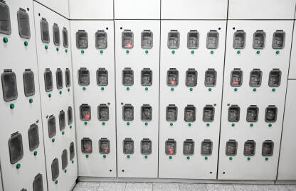 Mjerač potrošnje električne energije u zgradi. Mjerač potrošnje električne energije u zgradi. Moderno digitalno električno brojilo. Kilovat sat brojila u redovima.