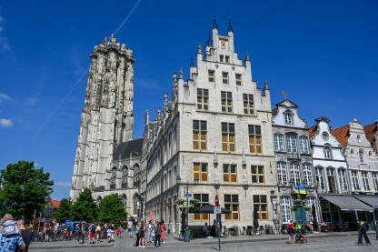 Gent, Belgija: Historijske građevine i ljudi u centru grada.