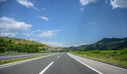 Vožnja automobilom na autocesti. Pogled na asfaltnu cestu kroz vjetrobransko staklo automobila. Pogled vozača. Autoput A1.