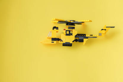 Igračka žuti lego helikopter na žutoj pozadini
