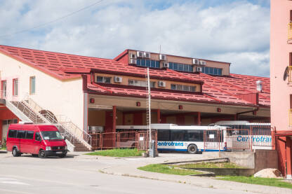 Ulaz i izlaz na/sa perona autobuske stanice na Palama.