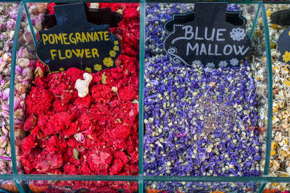 Različite vrste čaja na prodaju na pijaci.