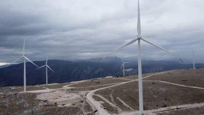 Vjetroelektrane na brdu, snimak dronom. Proizvodnja električne energije od vjetra. Vjetrenjače. Vjetroturbine