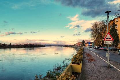 Rijeka Sava u jesen. Savsko šetalište, kej u Gradišci.