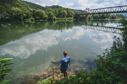 Pecanje na rijeci Drini, Bratunac. Lokacija je ispod starog mosta koji povezuje Bratunac i Ljuboviju.
Muškarac peca ribu na obali Drine.