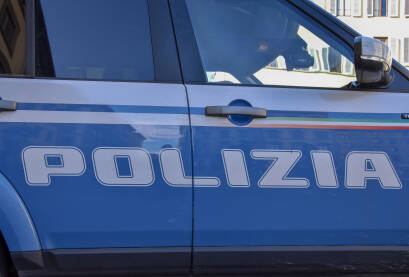 Natpis policija (polizia) na autu, u Firenci, Toskana, Italija. Službeno policijsko auto.