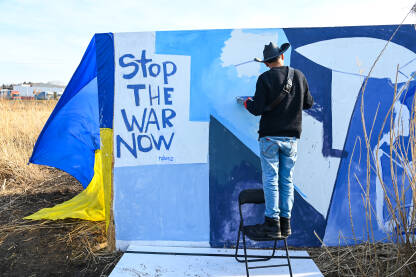 Umjetnik oslikava antiratne poruke. Podrška Ukrajini. Natpis: "Stop the war". Poljsko-ukrajinska granica.