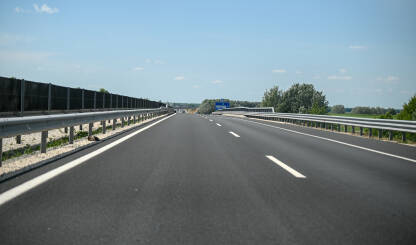Autoput u Mađarskoj. Autoput u Mađarskoj. Vožnja autocestom. Asfalt. Putovanje.