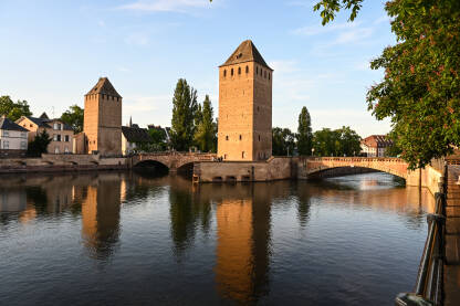 Strasbourg, Francuska: Srednjovjekovni mostovi i kule tokom zalaska sunca.