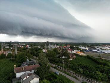 Olujni oblak u naletu iznad naselja