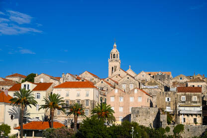 Historijski grad Korčula, Hrvatska. Kameni zidovi, kule, kuće i zgrade u starom gradu. Jadransko more i otok Korčula.
