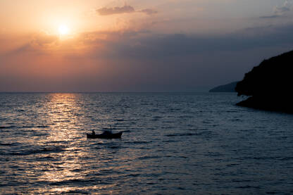 Ribarski brod na zalasku sunca