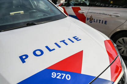 Amsterdam, Nizozemska: Policijsko patrolno vozilo parkirano na ulici. Policijski automobil.