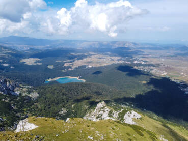 Planina Durmitor, Crna Gora. Crno jezero okruženo šumom.