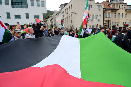 Sarajevo, BiH: Protest podrške palestinskom narodu. Protest solidarnosti. Ljudi na demonstracijama sa zastavama Palestine i transparentima. Podrška narodu Gaze.