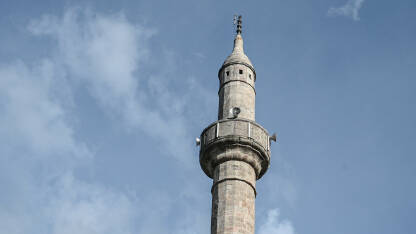 Stara kamena džamija i minaret. Stara kamena džamija i minaret. Simbol Islama. Arhitektura. Čarši džamija ili Bazarska džamija u Prištini.