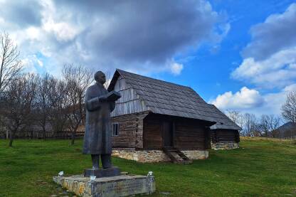 Spomenik Petru Kočiću u Stričićima na Manjači kod ognjišta narodnog tribuna i pisca