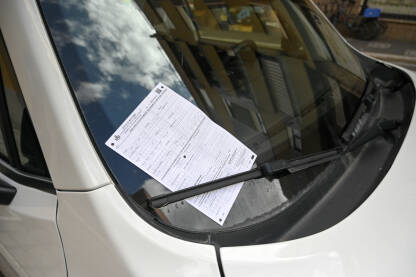 Kazna za pogrešno parkiranje postavljena na vjetrobransko staklo automobila. Kazna na vozilu u Italiji.