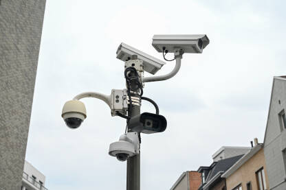 Profesionalne sigurnosne video kamere snimaju ulicu i trg. CCTV kamera na stupu. Video zaštita i sigurnost.