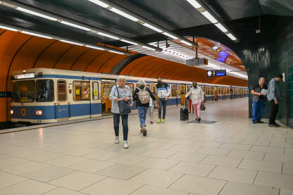 Podzemna željeznica. Putnički voz na željezničkoj stanici. Minhen, Njemačka.