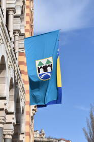 Zastava grada Sarajeva ispred vijećnice.