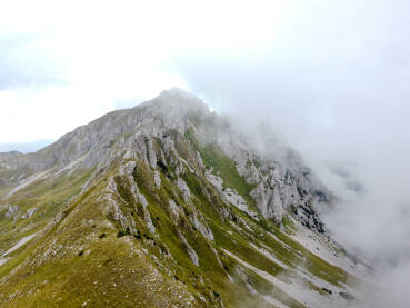 Planina u magli, snimak dronom. Oblačan dan u planinama. Litice i stijene.