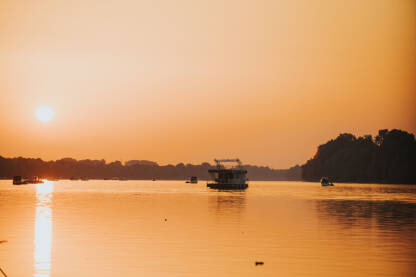 Zalazak sunca na rijeci Savi, brodovi plove u suton