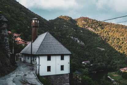 Mjesto Vranduk, udaljeno 10km od Zenice, najpoznatije je po tvrđavi koja se nalazi na stijeni iznad rijeke Bosne. Nešto manje poznata je džamija Sultana Mehmeda koja je izgrađena uz samu tvrđavu.