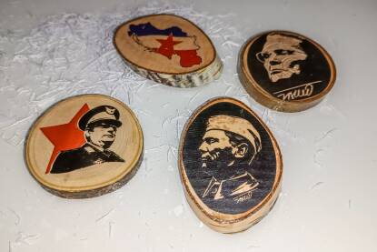 Suveniri s likom Josipa Broza Tita Suveniri s likom Josipa Broza Tita. Magneti s motivima Tito, Jugoslavija, Zastava