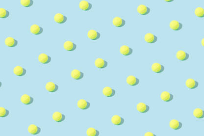 Žute teniske loptice na plavoj pozadini.