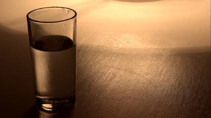 Čaša vode na stolu