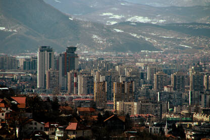 Panoramska slika Sarajeva sa pogledom na opštinu Novo Sarajevo.