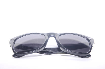 Crne sunčane naočale postavljene na bijeloj podlozi