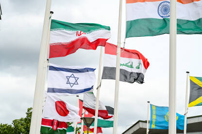 Zastave svijeta. Mnogo različitih nacionalnih zastava na jarbolu. Međunarodne zastave i simboli.