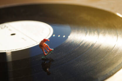 Krupni plan skejtera na gramofonskoj ploči, vinil
