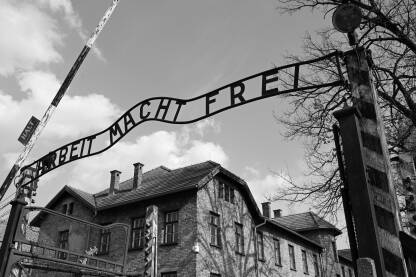 Koncentracioni logor i logor za istrebljenje Auschwitz. Kapija u logora Auschwitz I sa znakom "Arbeit macht frei" (prijevod: rad vas oslobađa). Nacistički logor smrti.