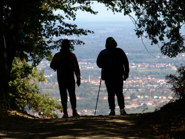 Pogled sa obronaka planine Majevice prema ravnoj Posavini. Dvojica planinara na Majevici posmatraju Posavinu.