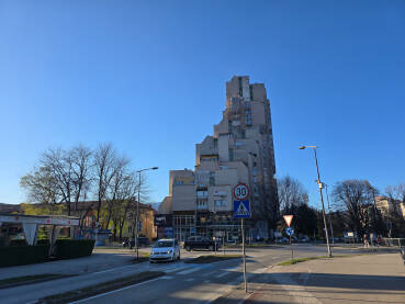 Lamela je naziv za stambenu jedinicu koja je jedna od glavnih turističkih tačaka za turiste koji su ljubitelji socijalističke arhitekture u Zenici. Bila je najviša zgrada bivše Jugoslavije.