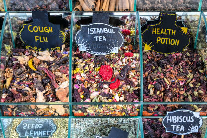 Različite vrste čaja na prodaju na pijaci.